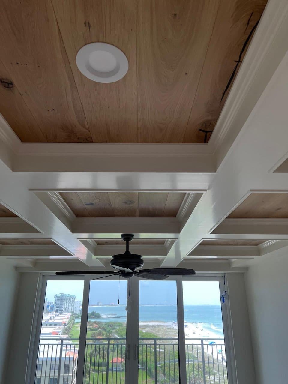 molding-white-and-wood-roof